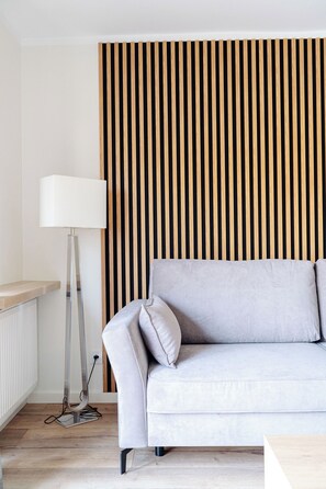 Apartment (13/17) | Living area | 42-inch Smart TV with cable channels - Native Apartments Barska 13 (Kraków)