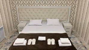 Escritorio, tabla de planchar con plancha y wifi gratis