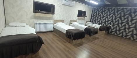 Quarto triplo standard | Escrivaninha, ferros/tábuas de passar roupa, Wi-Fi de cortesia