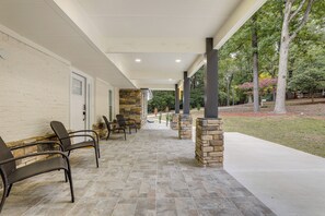 Interior - 2 Mi to Truist Park: Marietta Home w/ Pool Table (Marietta)