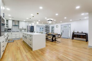 Interior - 2 Mi to Truist Park: Marietta Home w/ Pool Table (Marietta)