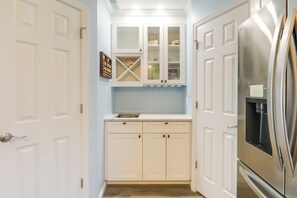 Apartment (4 Bedrooms) | Interior - Steps to Ocean: Colorful Abode in Fenwick Island (Fenwick Island)