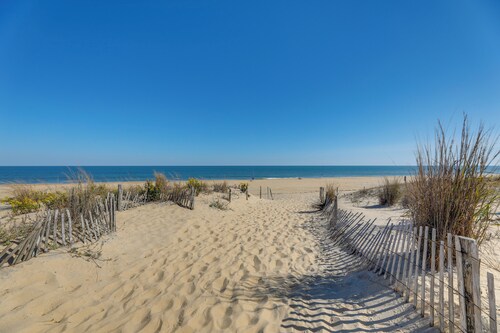 Steps to Ocean: Colorful Abode in Fenwick Island
