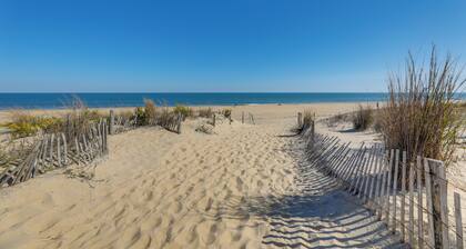 Steps to Ocean: Colorful Abode in Fenwick Island