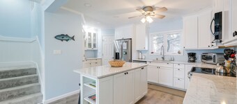 Steps to Ocean: Colorful Abode in Fenwick Island