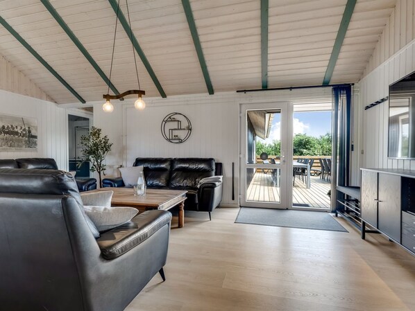 テレビ、暖炉、テーブルサッカー台