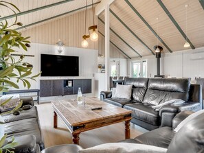 テレビ、暖炉、テーブルサッカー台