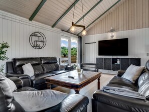 Télévision, cheminée, baby-foot