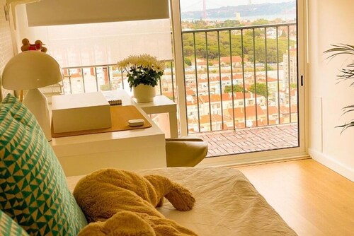 Charmantes Einzel-oder Zweibettzimmer, Balkon und herrlichem Blick auf den Tejo