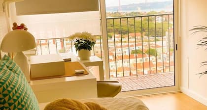 Charmantes Einzel-oder Zweibettzimmer, Balkon und herrlichem Blick auf den Tejo