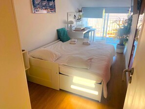 1 slaapkamer, een bureau, een strijkplank/strijkijzer, reisbedje