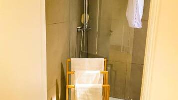 Een douche, een haardroger, handdoeken, zeep