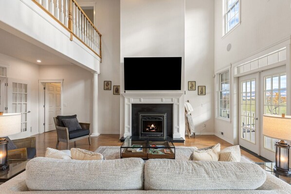 Smart TV y chimenea