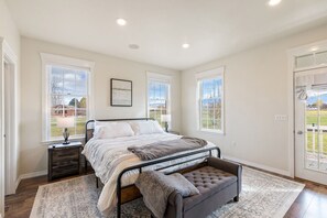 5 habitaciones, tabla de planchar con plancha, wifi y ropa de cama