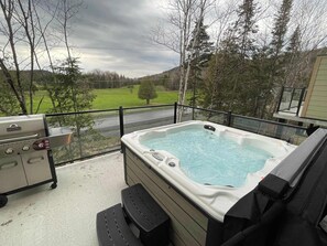 Outdoor spa tub - Ski Condo & Spa | L'Elegance Des Sommets (Adstock)