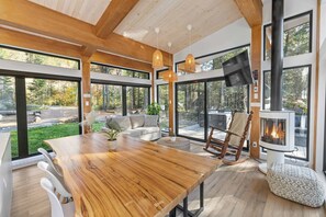 Fernseher, Kamin, Stereoanlage