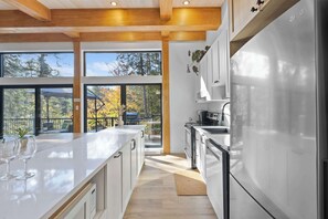 Kylskåp, mikrovågsugn, ugn och diskmaskin