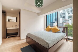 2 chambres, bureau, fer et planche à repasser, lit de bébé portatif