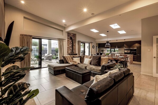 Una Smart TV, una mesa de tenis de mesa