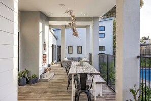 تناول الطعام بالخارج