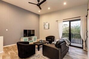 Een smart-tv, een open haard, boeken en een kantoor