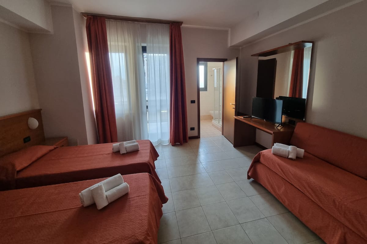 Quarto triplo standard | Wi-Fi de cortesia, roupa de cama