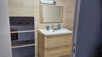 Bruser, hårtørrer, håndklæder, Sæbe