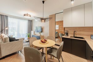 Căn hộ Deluxe, được phép mang theo vật nuôi, cạnh bãi biển | Bếp riêng | Tủ lạnh, bếp nấu, máy rửa bát, ấm điện 