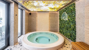 Een sauna, een bubbelbad, massagebehandelingen