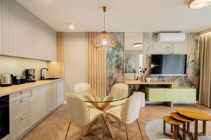 Lägenhet Deluxe - pentry - utsikt mot innergården | Eget kök | Kylskåp, spishäll, diskmaskin och vattenkokare