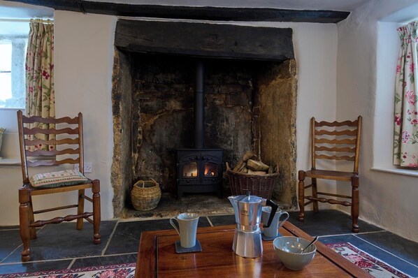 Classic Cottage | Living area - Drewe Arms Bunk Rooms & Church Cottage (Exeter)