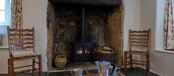 Drewe Arms Bunk Rooms & Church Cottage