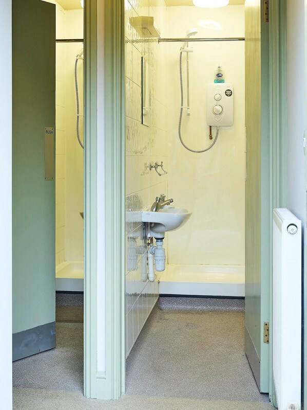 Shower, towels, soap, toilet paper - Drewe Arms Bunk Rooms (Exeter)