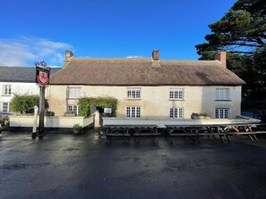 Front of property - Drewe Arms Bunk Rooms & Church Cottage (Exeter)