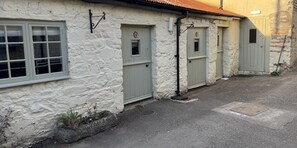 Exterior - Drewe Arms Bunk Rooms (Exeter)