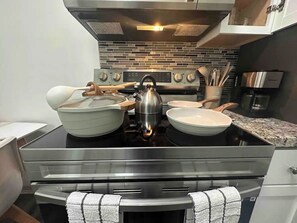 冷蔵庫、電子レンジ、オーブン、コンロ