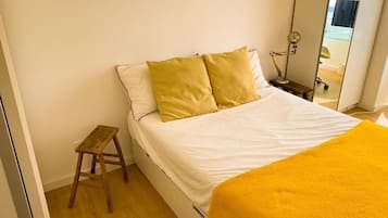 1 slaapkamer, een bureau, een strijkplank/strijkijzer, reisbedje