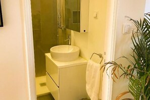 Dusche, Haartrockner, Handtücher, Seife