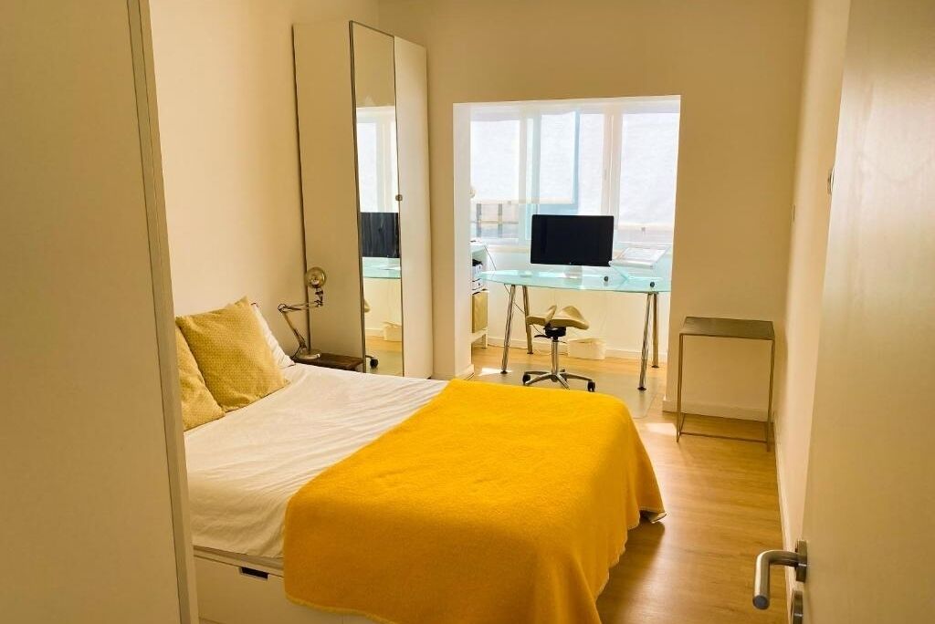 1 dormitorio, escritorio, tabla de planchar con plancha y cuna de viaje