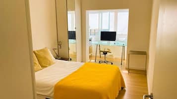 1 dormitorio, escritorio, tabla de planchar con plancha y cuna de viaje