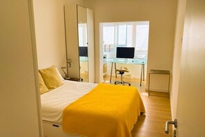 1 Schlafzimmer, Schreibtisch, Bügeleisen/Bügelbrett, Reisekinderbett