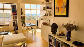 Una televisión, un reproductor de DVD, libros, una biblioteca de música