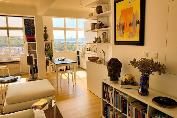 Fernseher, DVD-Player, Bücher, Musikbibliothek