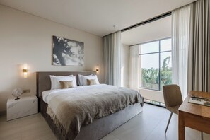 2 bedrooms, desk, travel cot, WiFi