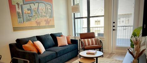 Tv, eldstad och kontor