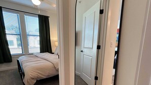 1 bedroom, iron/ironing board, travel cot, WiFi - Charming 1BR Retreat - Walk to Gruene Hall + Upscale Amenities (New Braunfels)