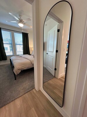 1 habitación, tabla de planchar con plancha, cuna de viaje y wifi