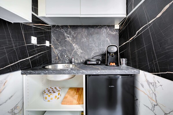 Fridge, microwave, stovetop, coffee/tea maker