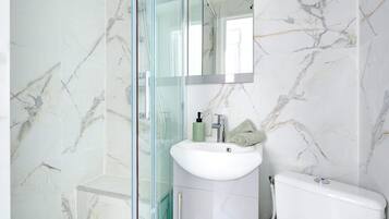 Een douche, een haardroger, handdoeken