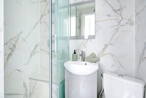 Douche, sèche-cheveux, serviettes fournies